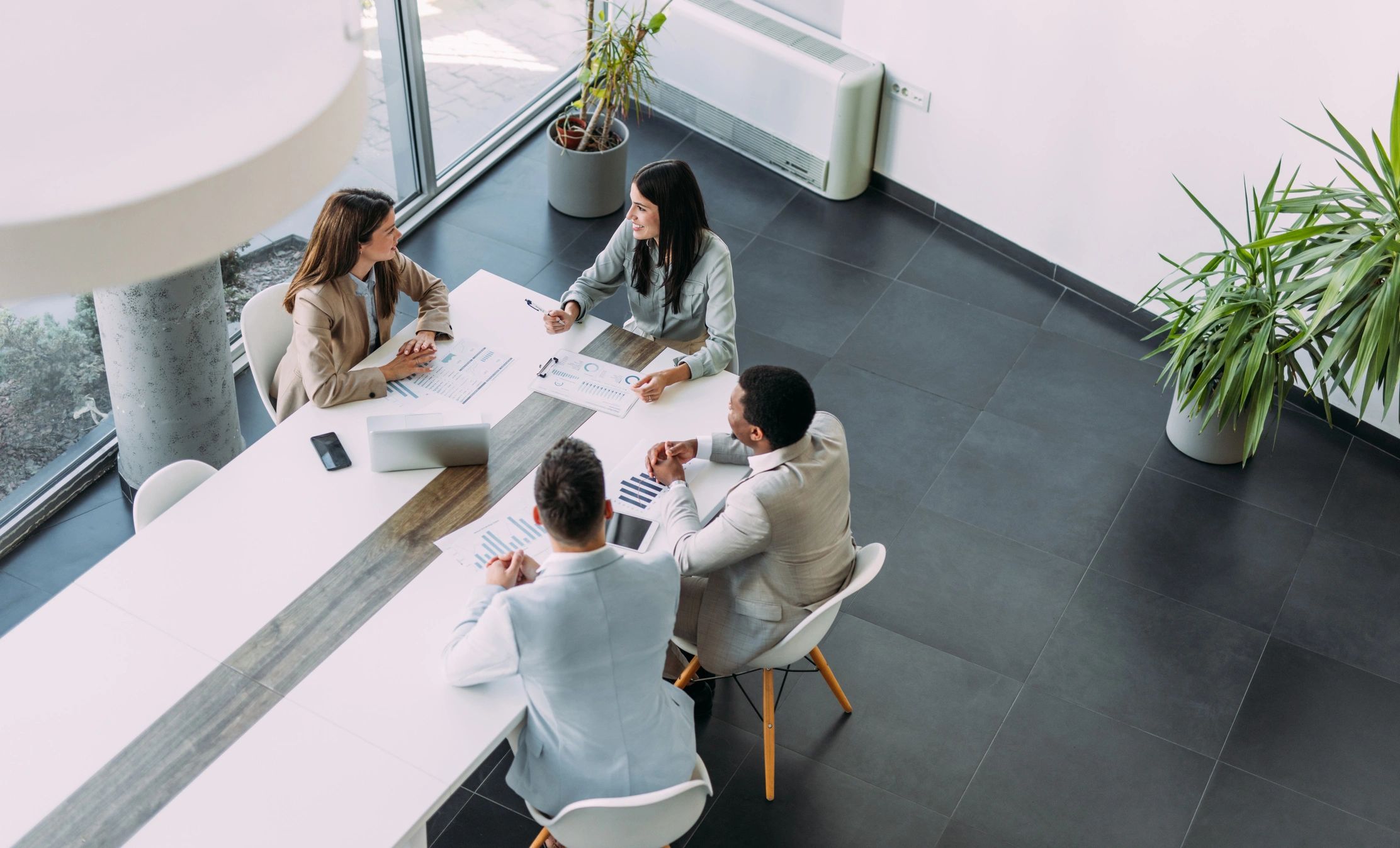 IT consulting team meeting to plan technology strategy
