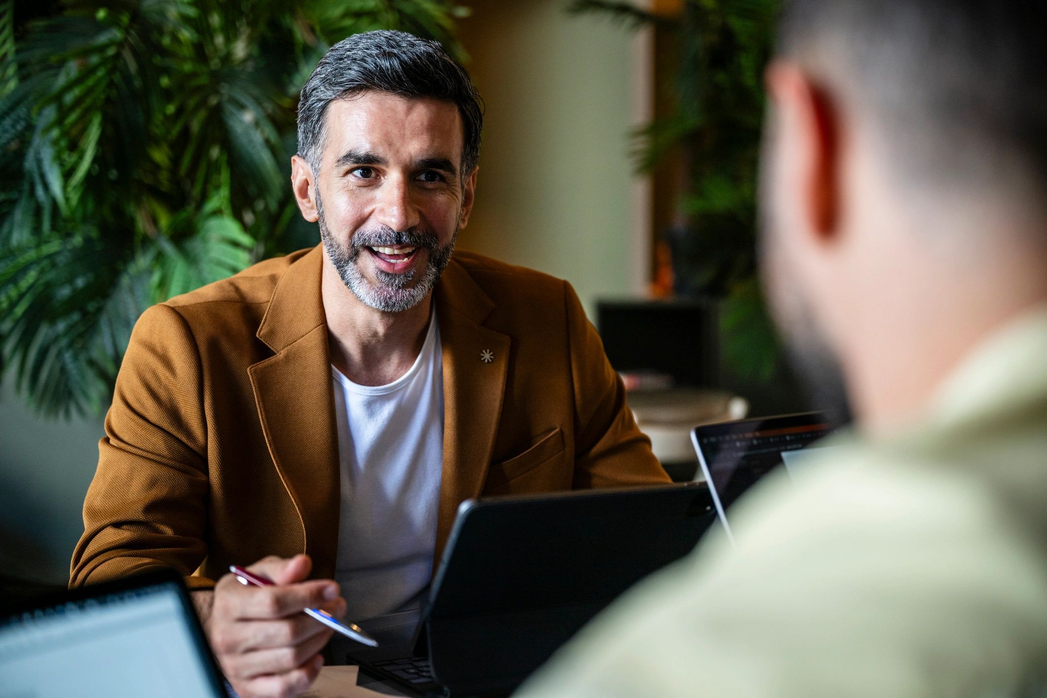 IT consultant discussing strategy with a colleague